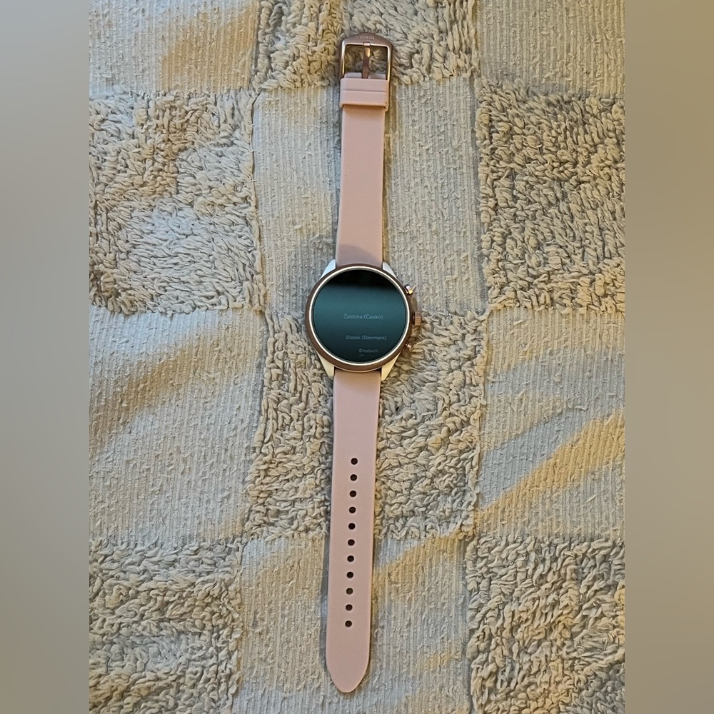 FOSSIL Pink Smartwatch with Modern Design